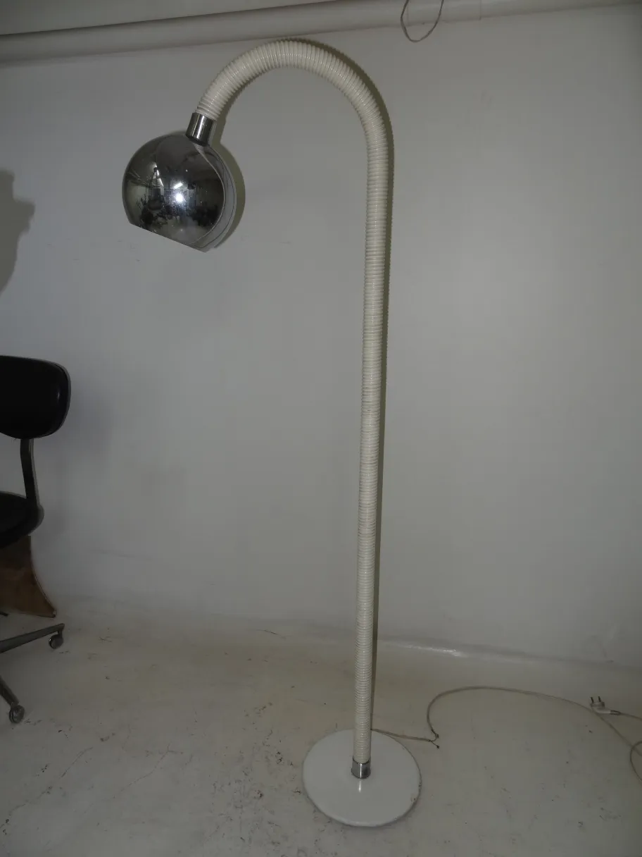 Torchiere ancienne avec un design courbé et une base ronde dans un cadre neutre