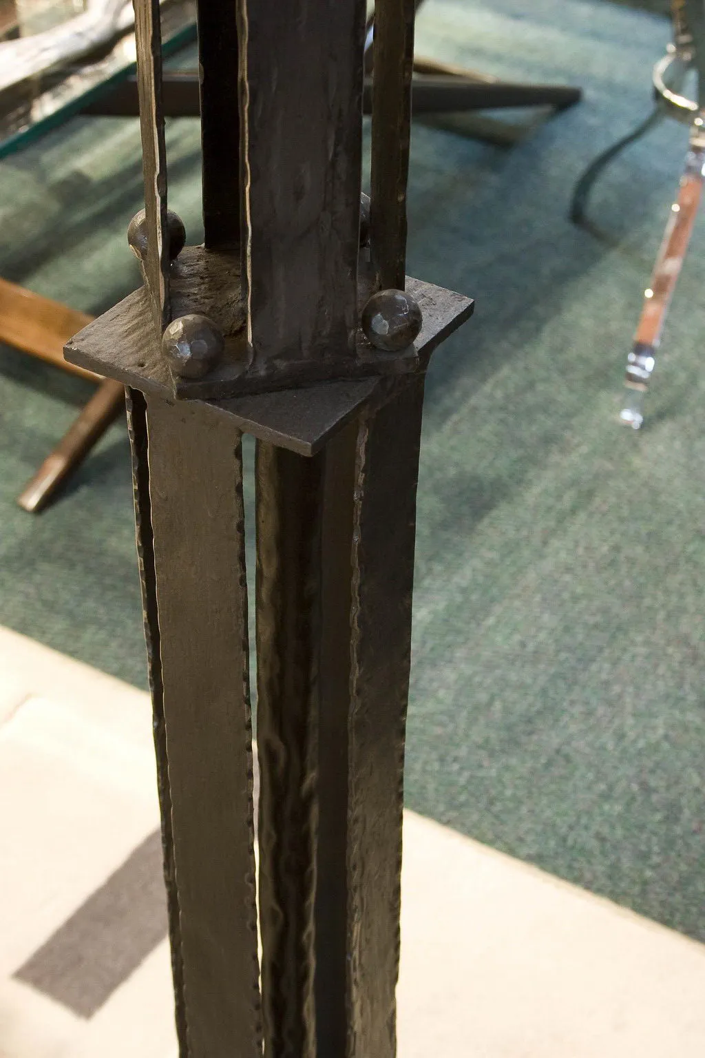 Torchiere ancienne avec base décorative dans un cadre classique