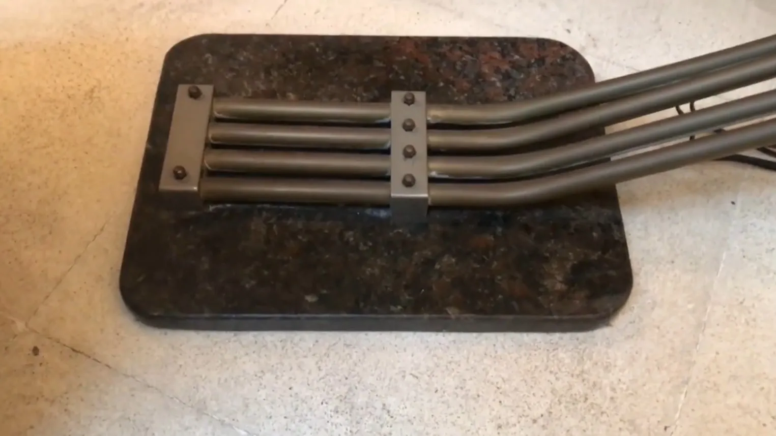 Lampada da terra antica con base stabile, design elegante, atmosfera calda.