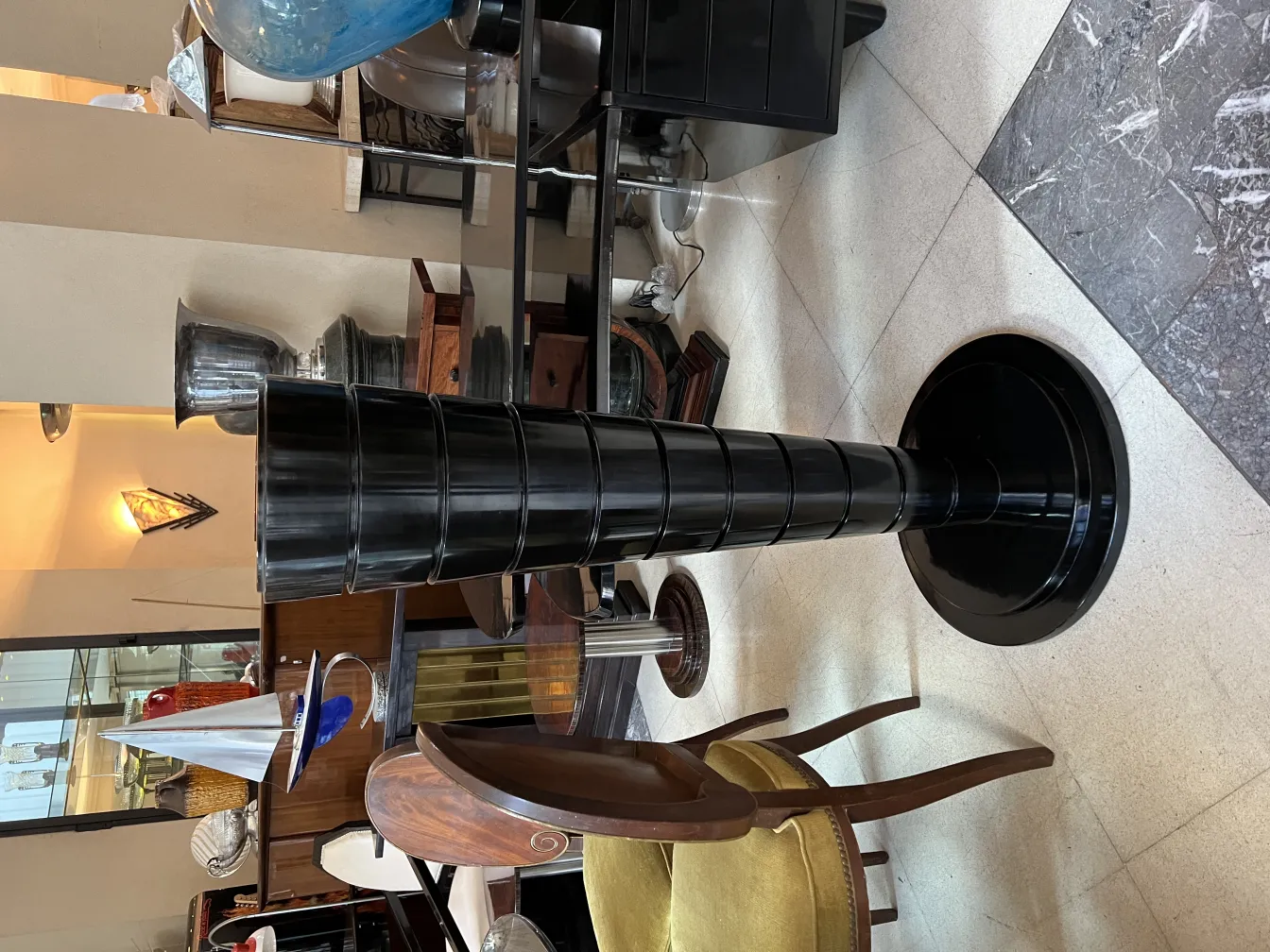 deux lampadaires anciens dans un cadre élégant