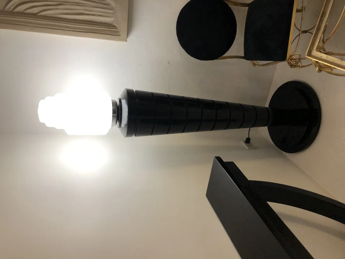 Lâmpadas de piso antigas iluminando um ambiente elegante