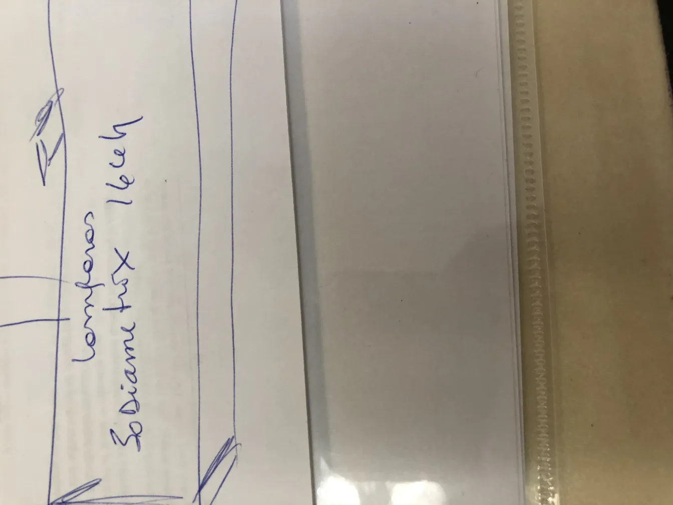 居心地の良い環境の中にある2つのアンティークフロアランプ