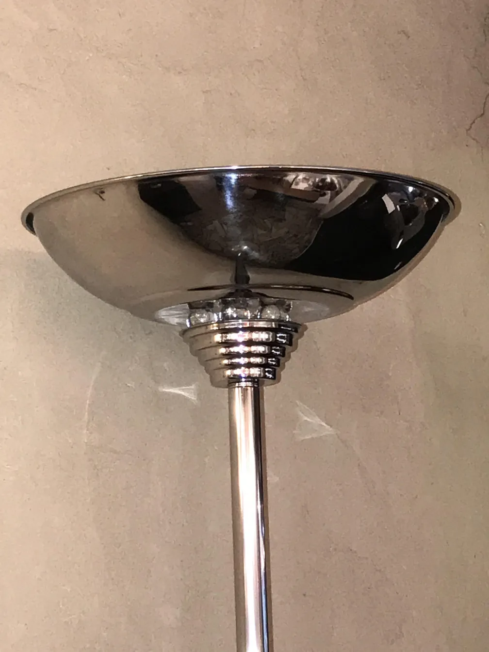 dos lámparas de pie antiguas con diseño elegante de metal