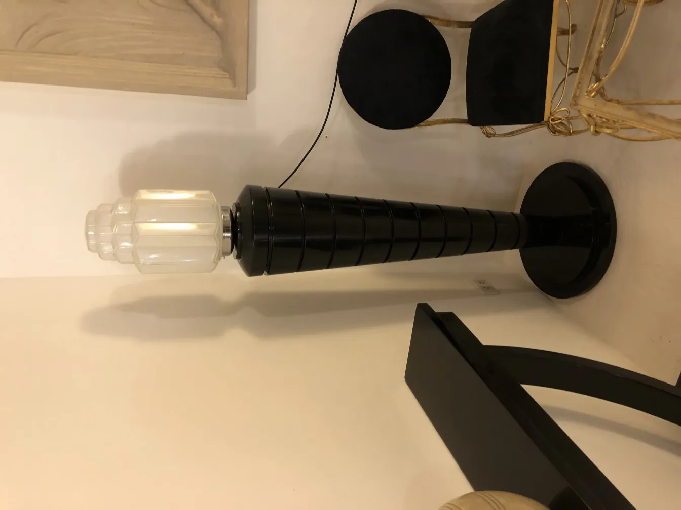 duas luminárias de piso antigas com design elegante em um ambiente aconchegante.