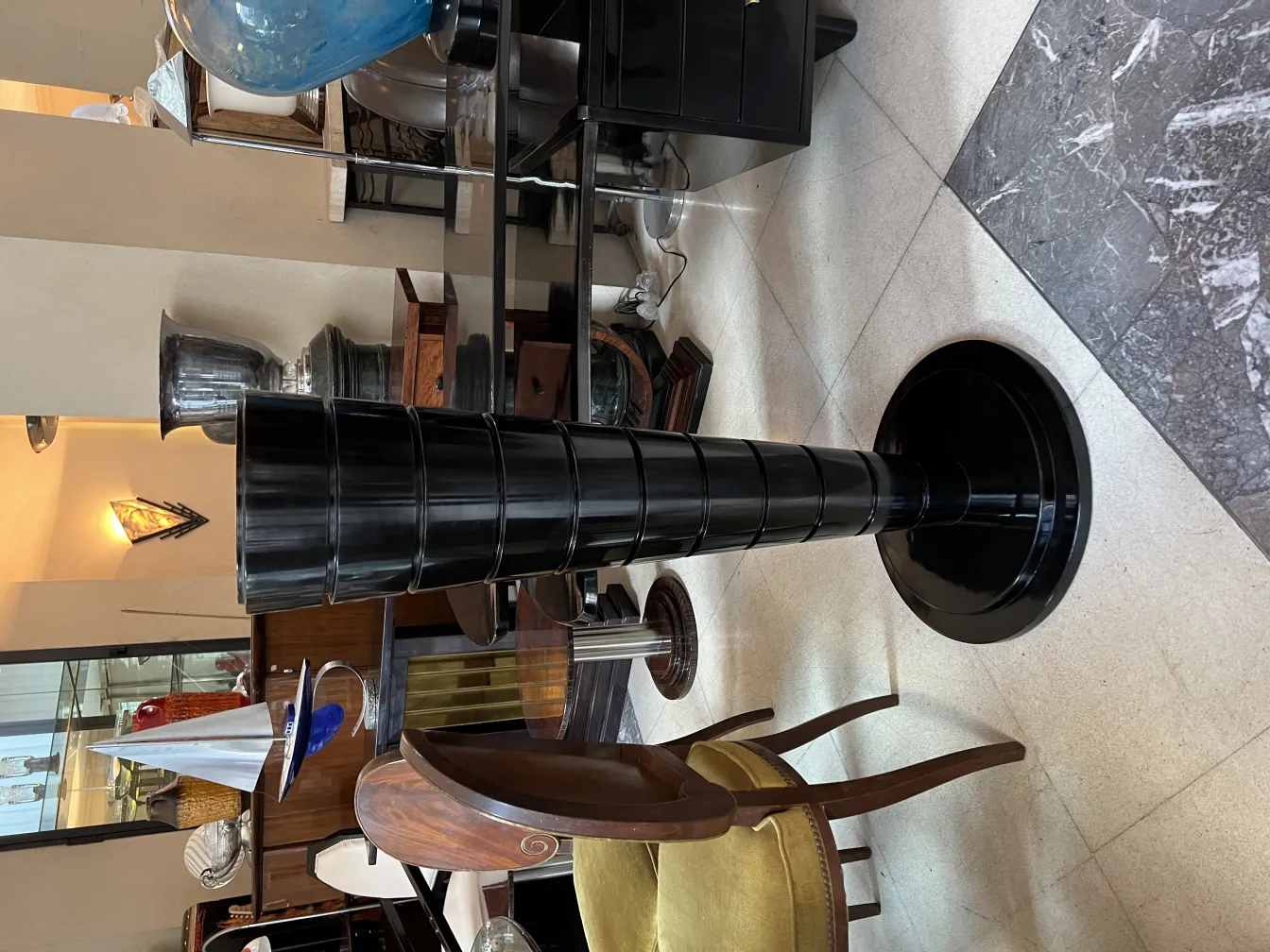 deux lampadaires antiques élégants dans un environnement d'antiquités