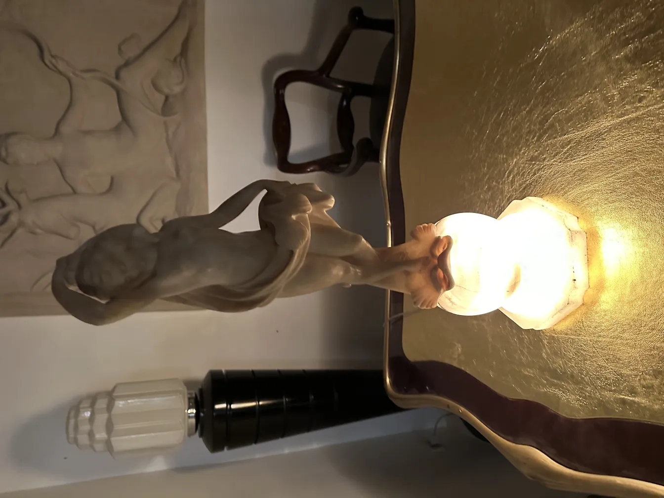 due lampade da terra antiche con base intricata in un ambiente elegante