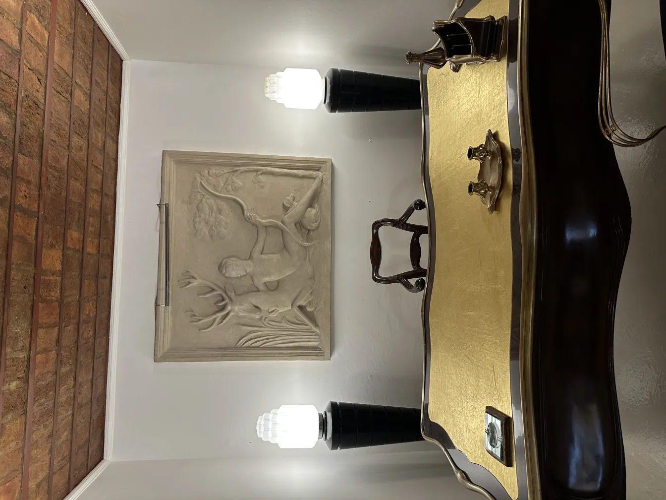 Visão de duas lâmpadas de piso antigas iluminadas em um ambiente