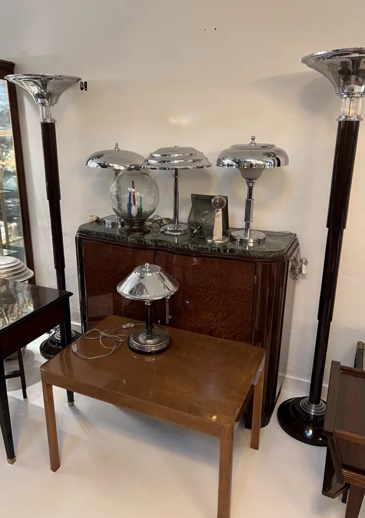 Lampade da terra antiche con design elegante in un'atmosfera accogliente