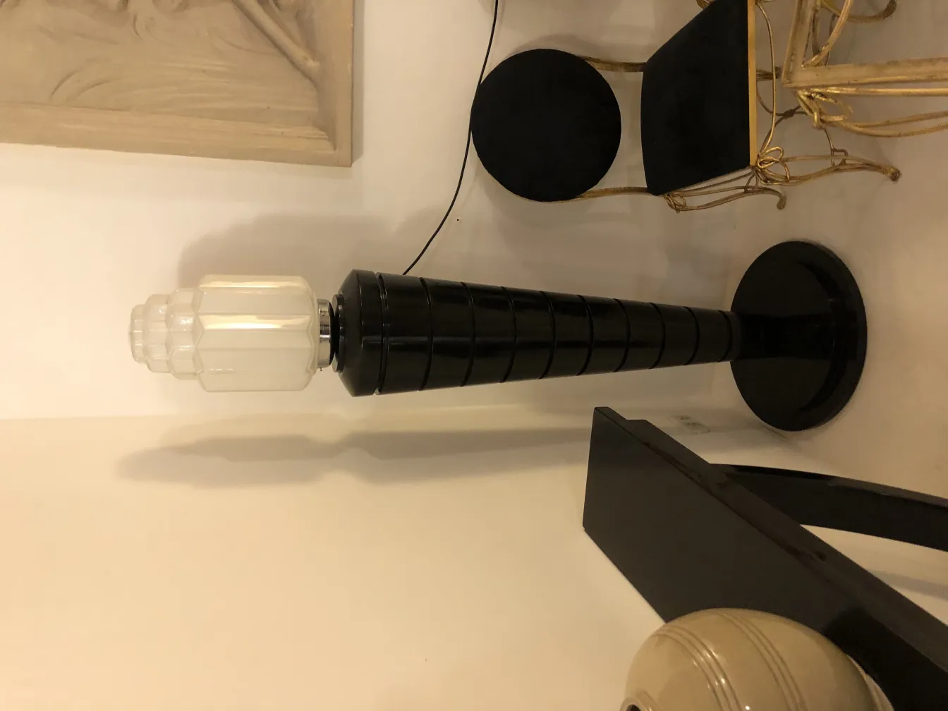 Zwei antike Stehleuchten, eine mit eleganter schwarzer Basis