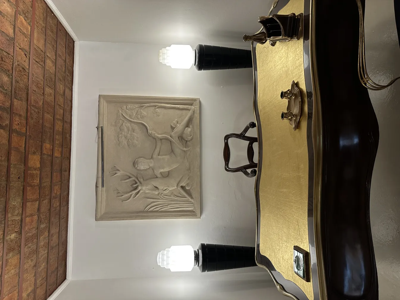 deux lampadaires anciens dans un cadre élégant, à côté d'une table décorée