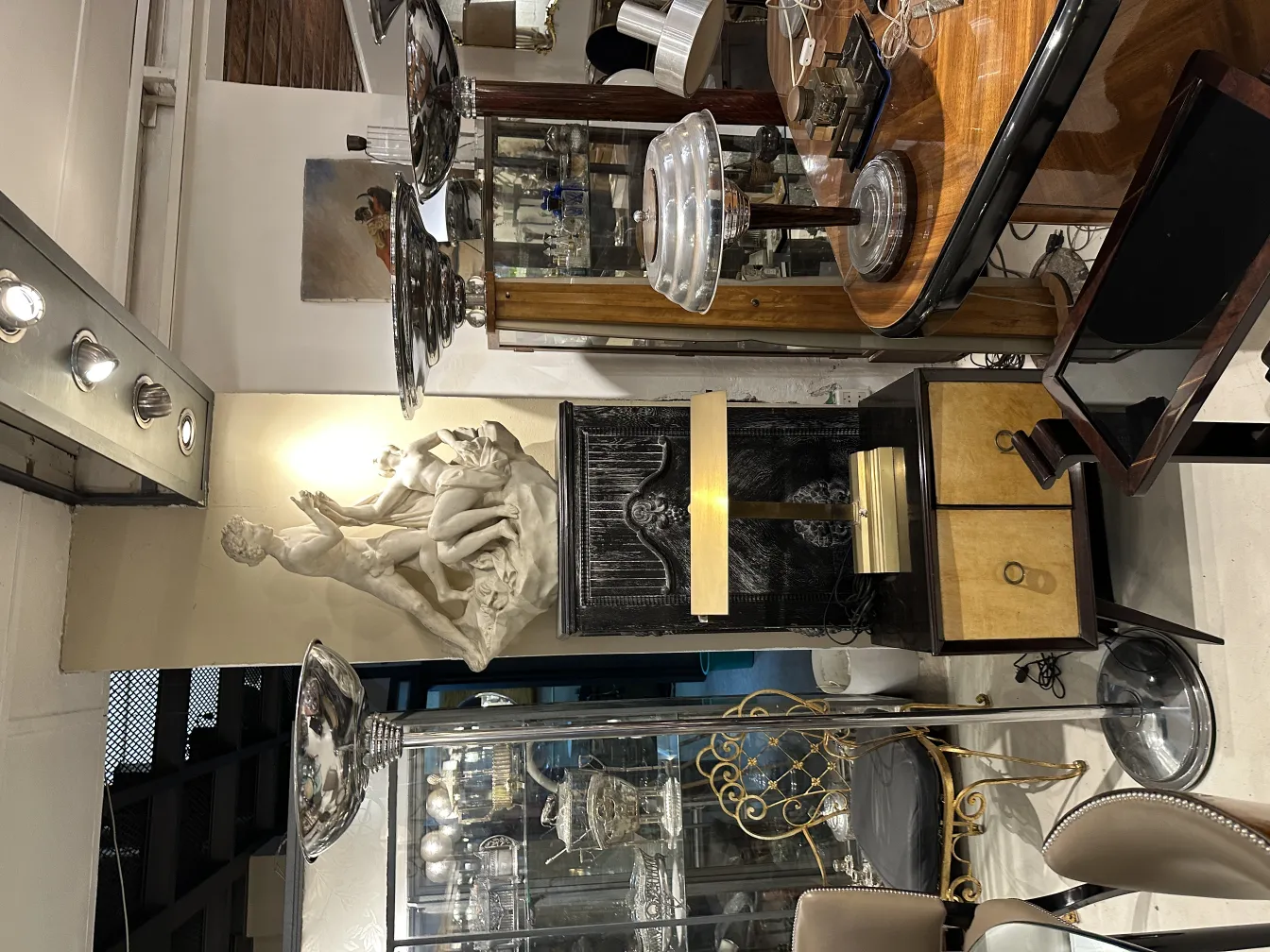 اثنين من مصابيح الأرضية القديمة في إعداد زخرفي مع تمثال.