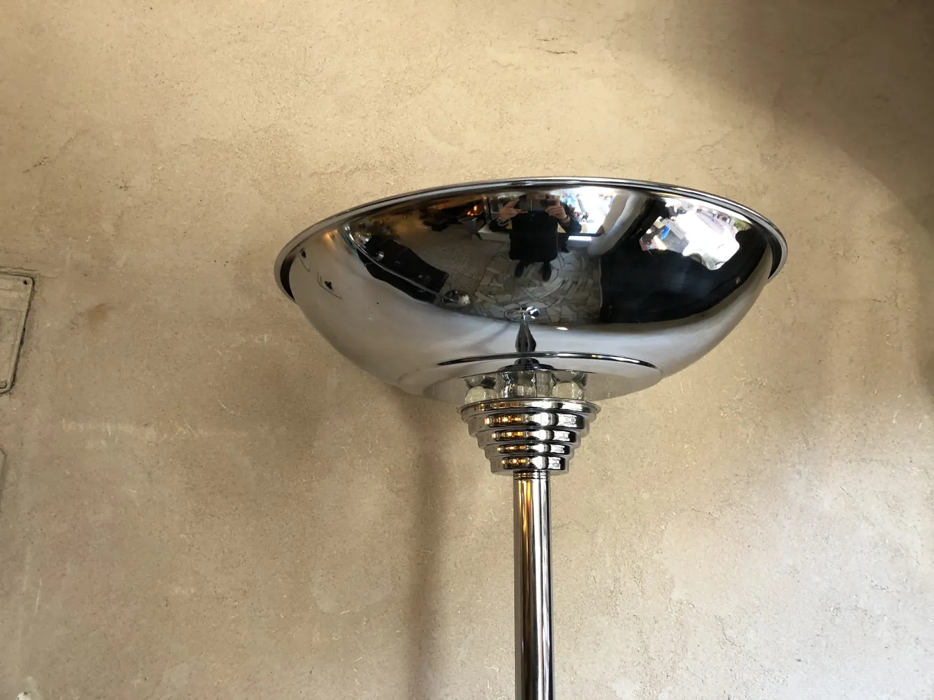 due lampade da terra antiche brillanti in un ambiente neutro