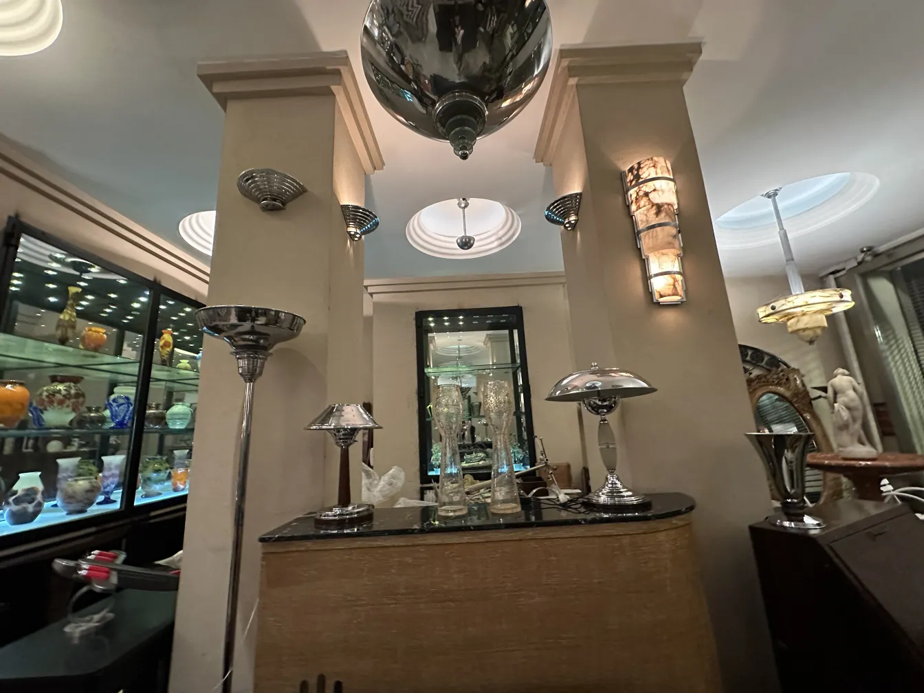 deux lampadaires anciens dans une boutique d'antiquités