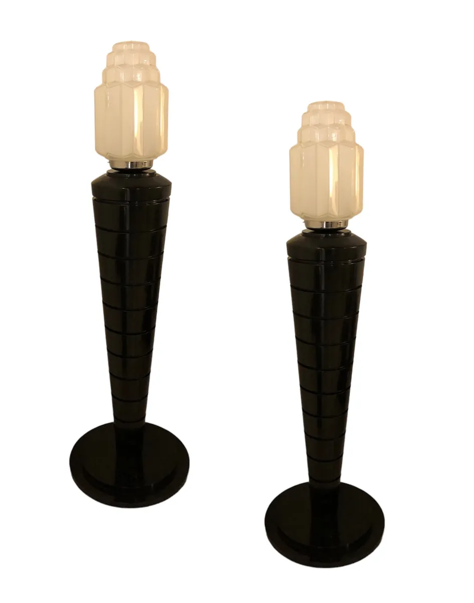 2 antique floor lamps with black bases and white shades. Elegant ambiance.
