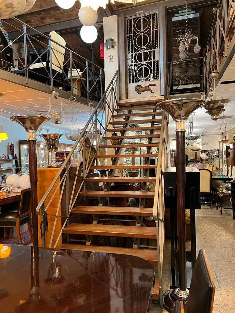 deux lampadaires anciens dans une pièce élégante