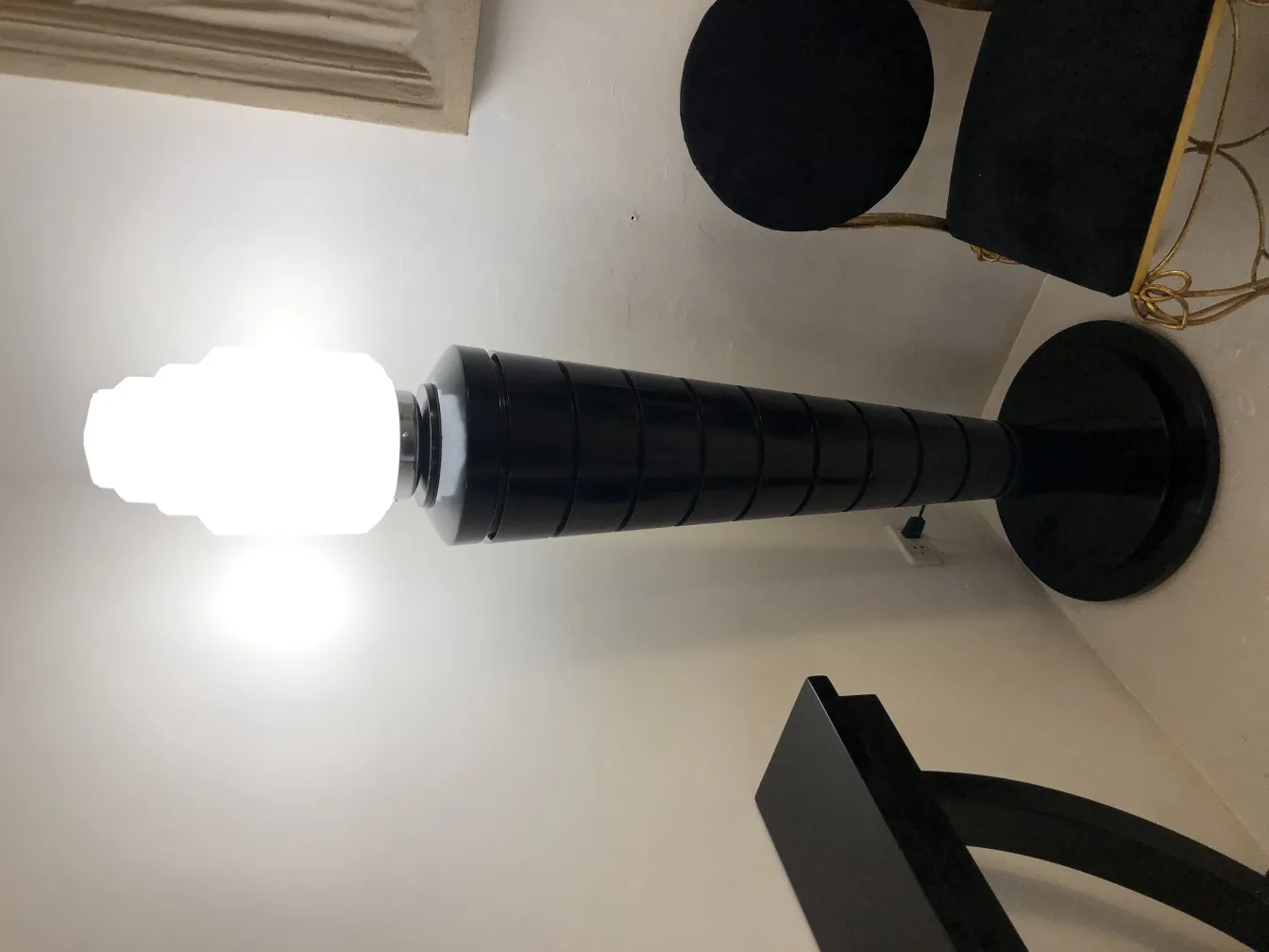 dos lámparas de pie antiguas con luz brillante en un ambiente acogedor