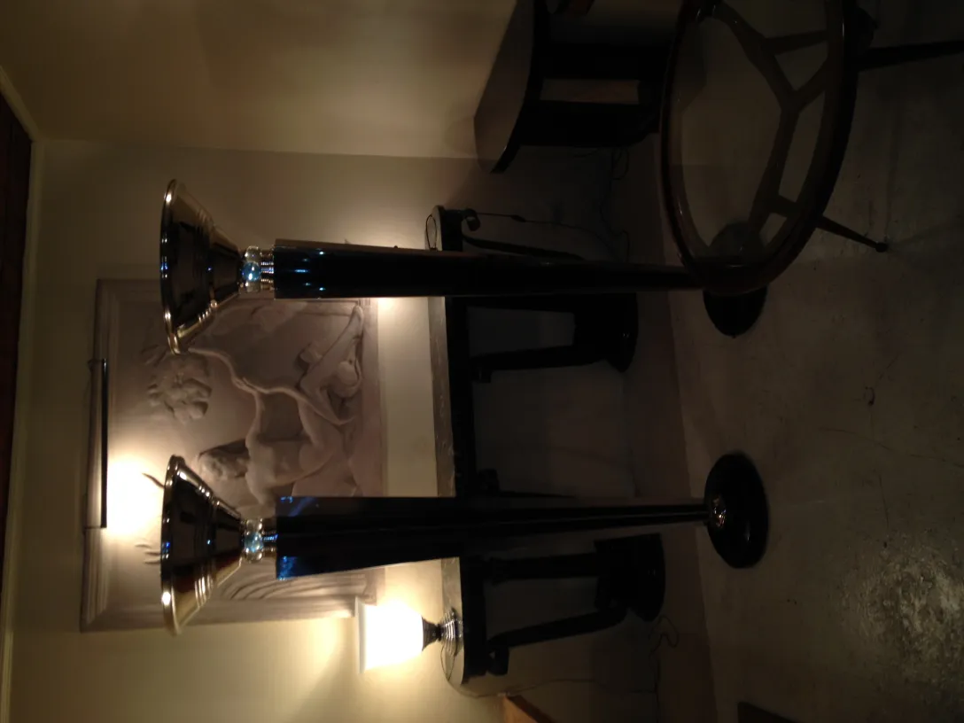 due lampade da terra antiche con design elegante in un ambiente accogliente