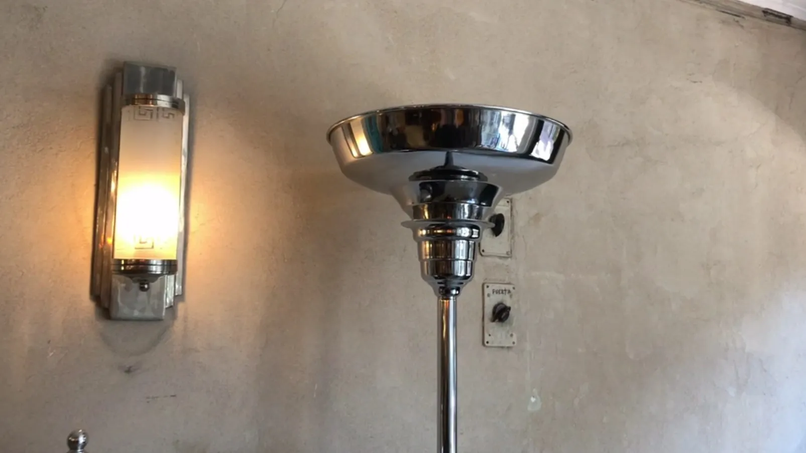 2 फ़्लोर लैंप प्राचीन डिज़ाइन के साथ, गर्म वातावरण।