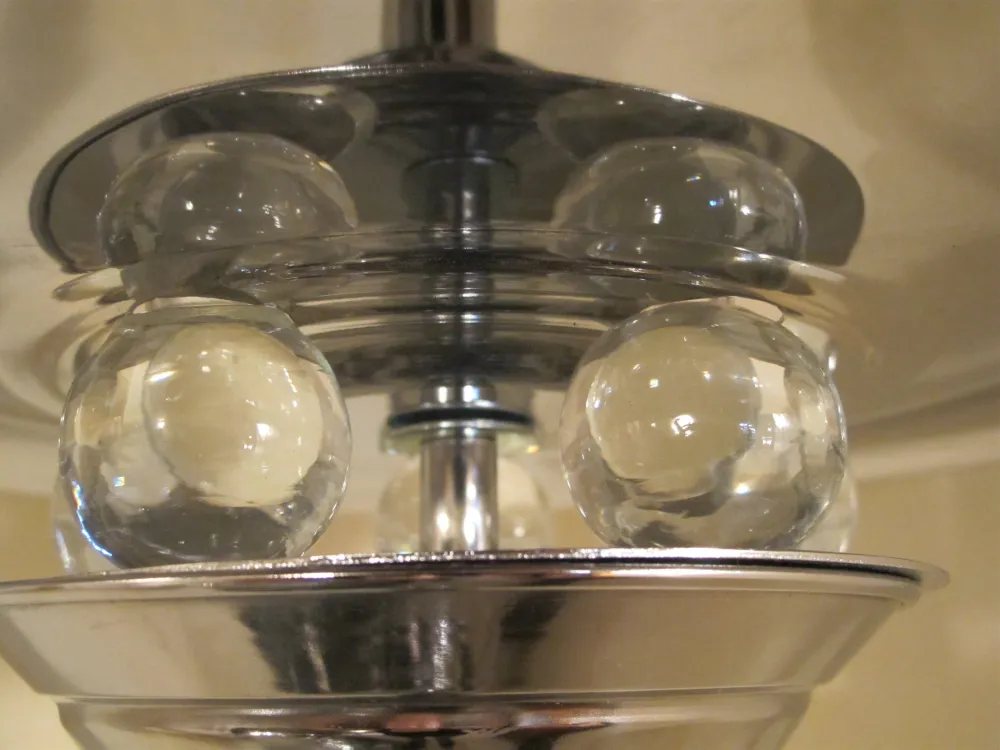 Obenansicht von zwei antiken Stehleuchten mit Kugeln