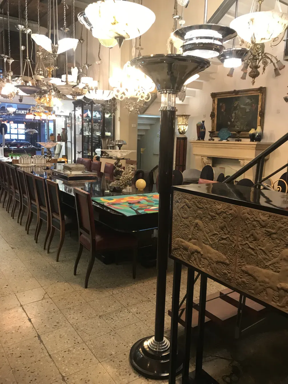 两件古董落地灯在优雅的环境中配有家具和装饰