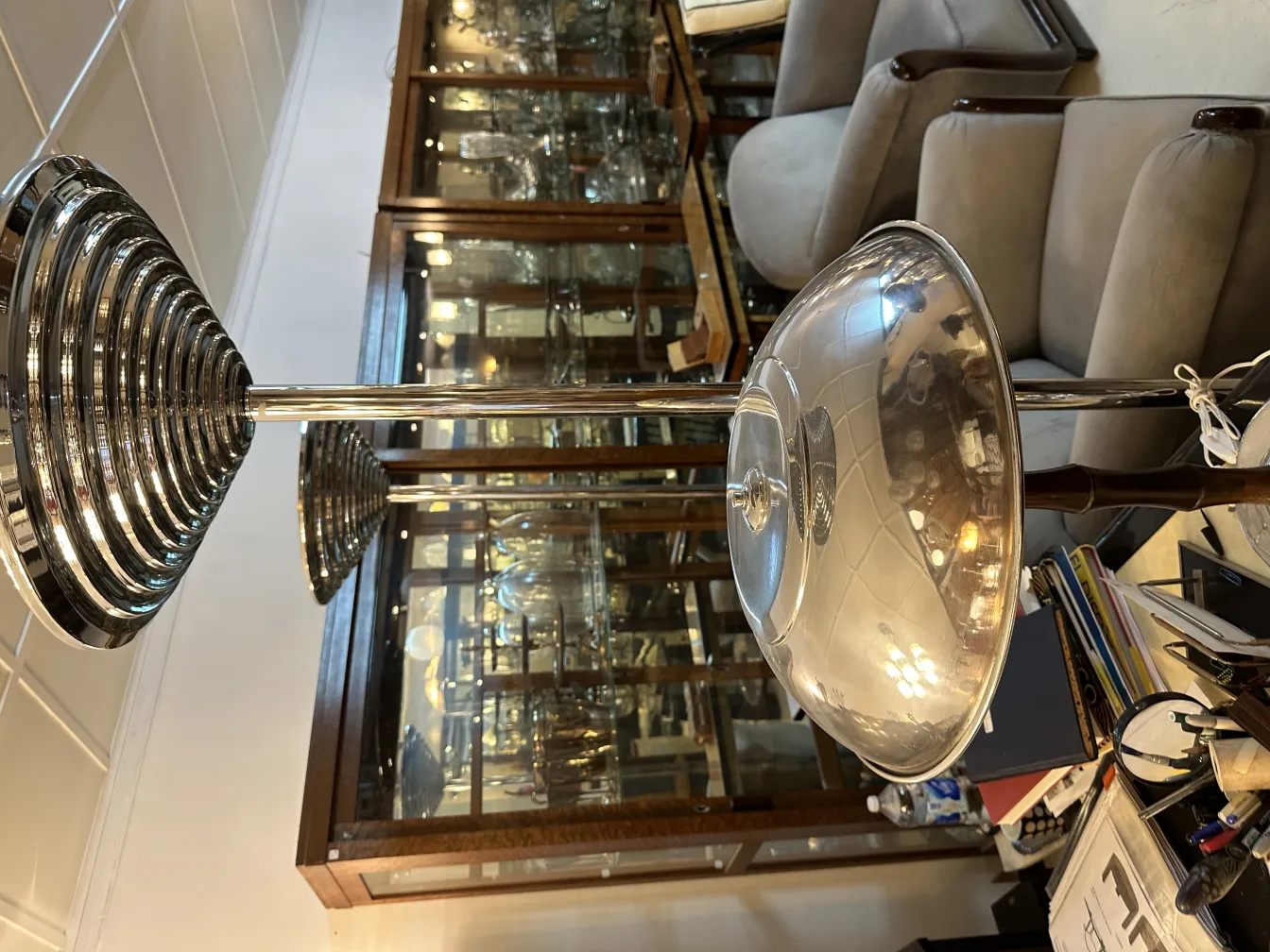 Conjunto de 2 lampadas de piso antigas em ambiente elegante