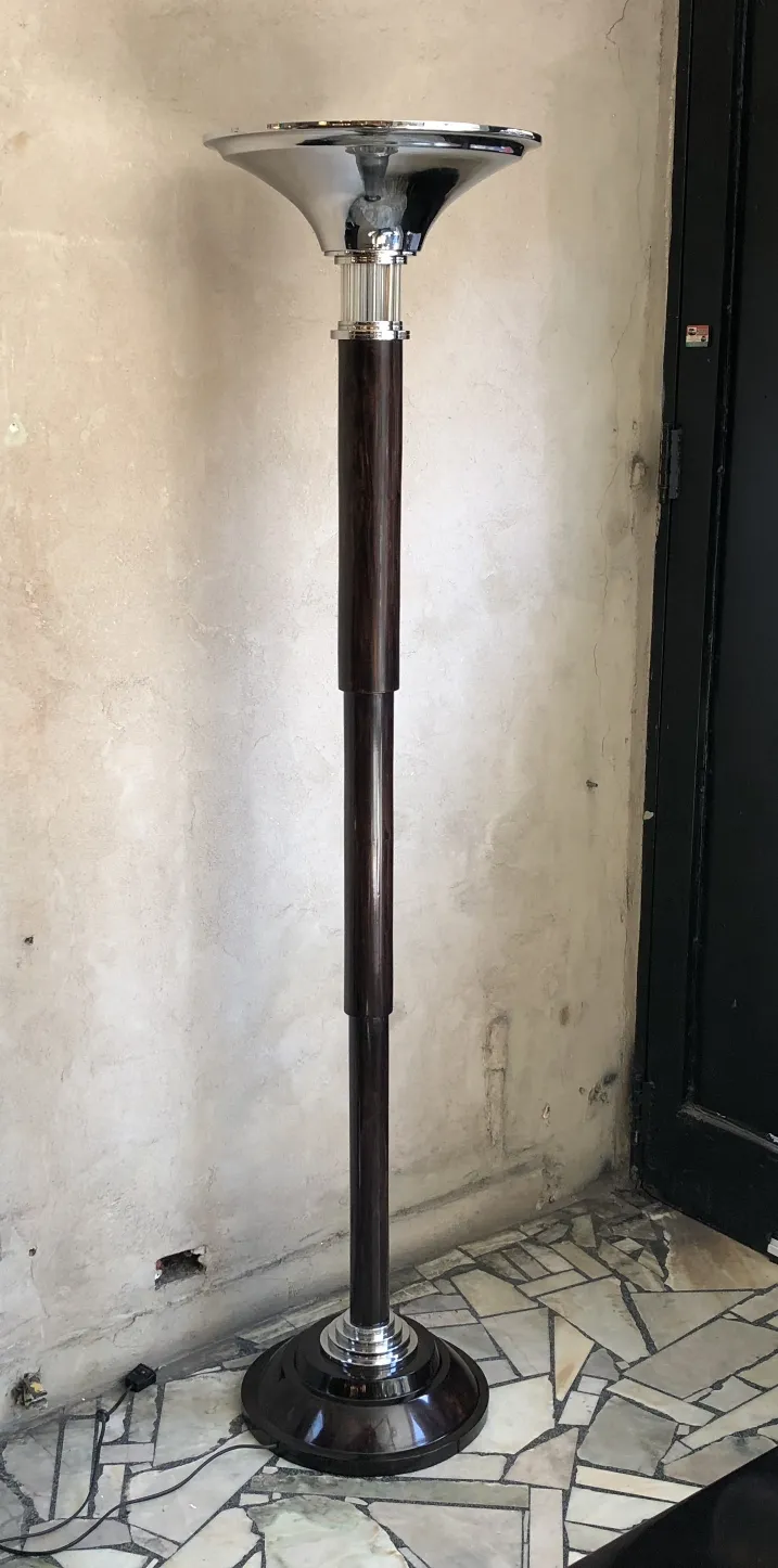 Duas lâmpadas de piso antigas elegantes em um ambiente aconchegante.