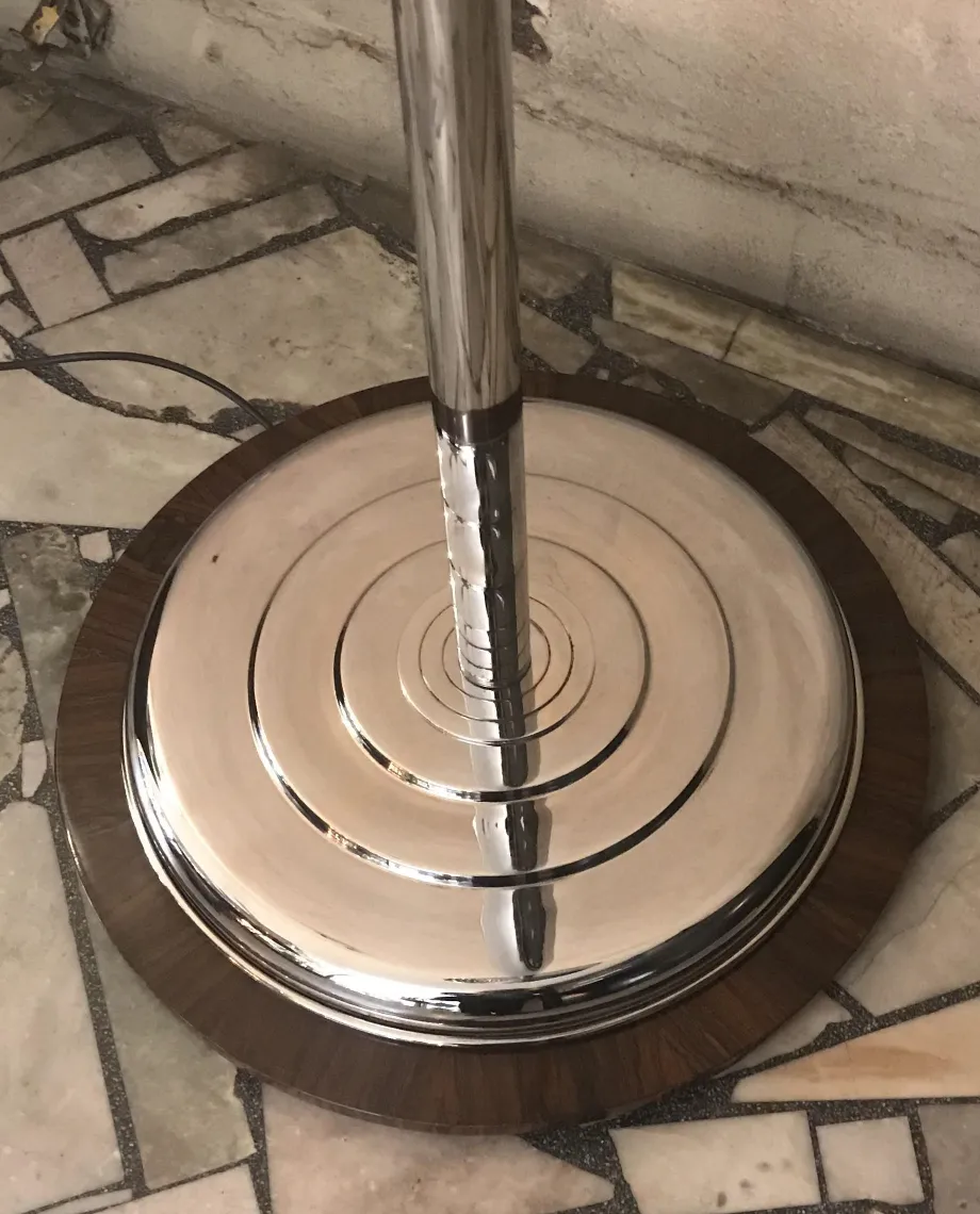 Conjunto de dos lámparas de pie antiguas con bases redondas brillantes y ambiente acogedor.