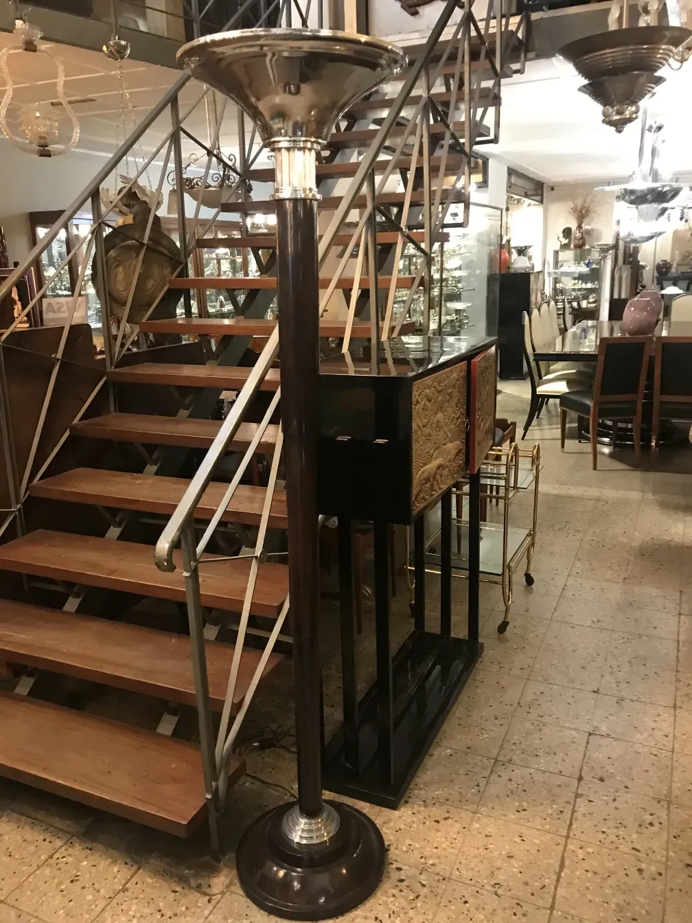 Duas lâmpadas de piso antigas com designs elegantes em um ambiente acolhedor.