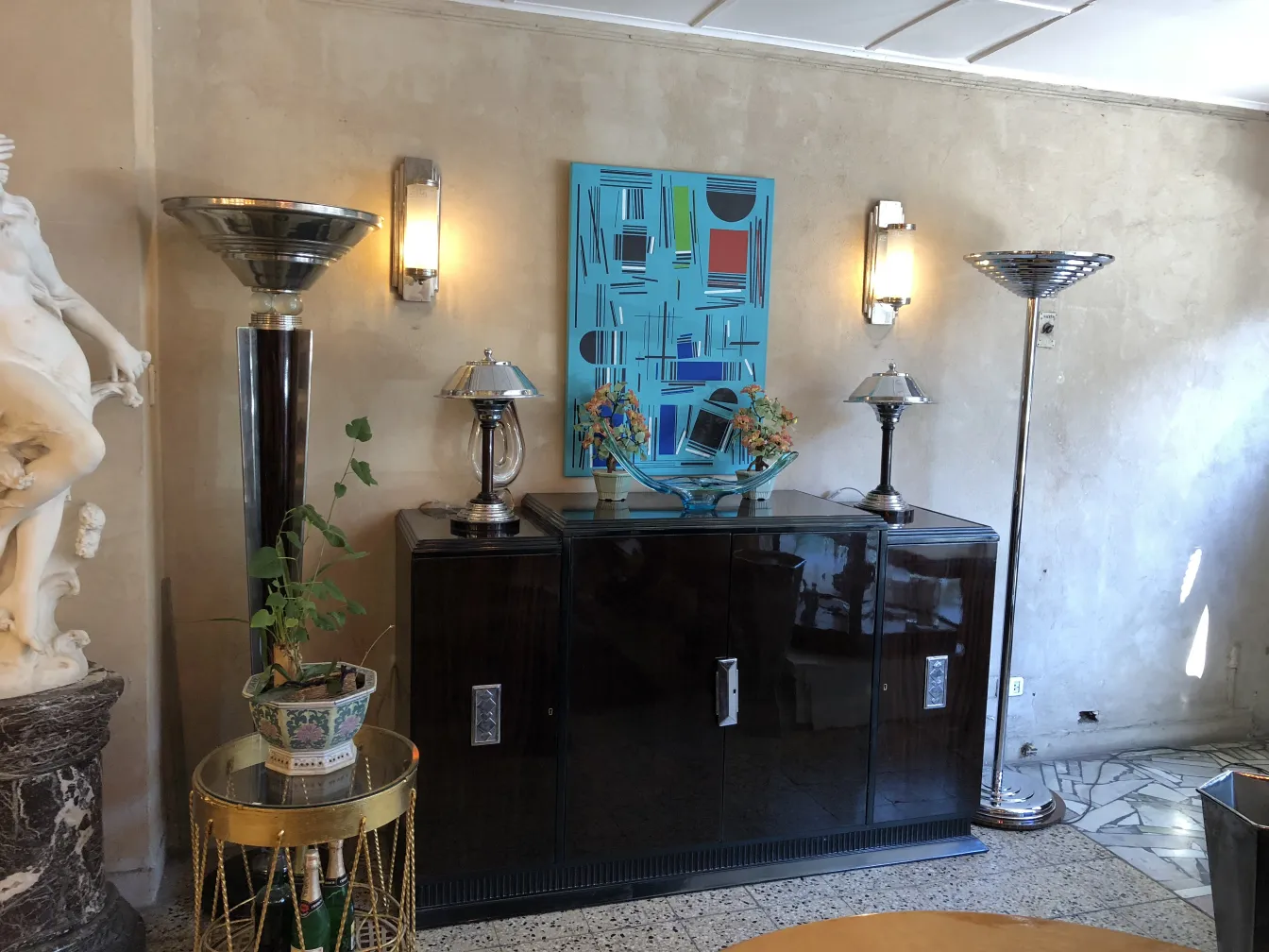 Duas lâmpadas de piso antigas com designs elegantes em um ambiente aconchegante