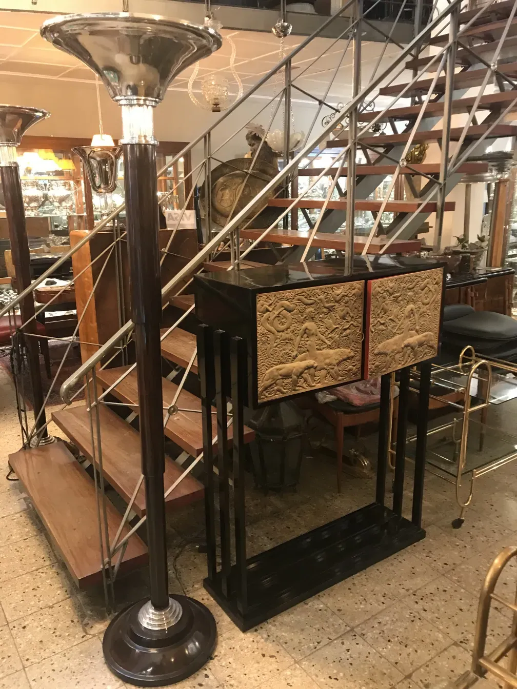 Dos lámparas de pie antiguas, elegantes y decorativas en un ambiente acogedor.