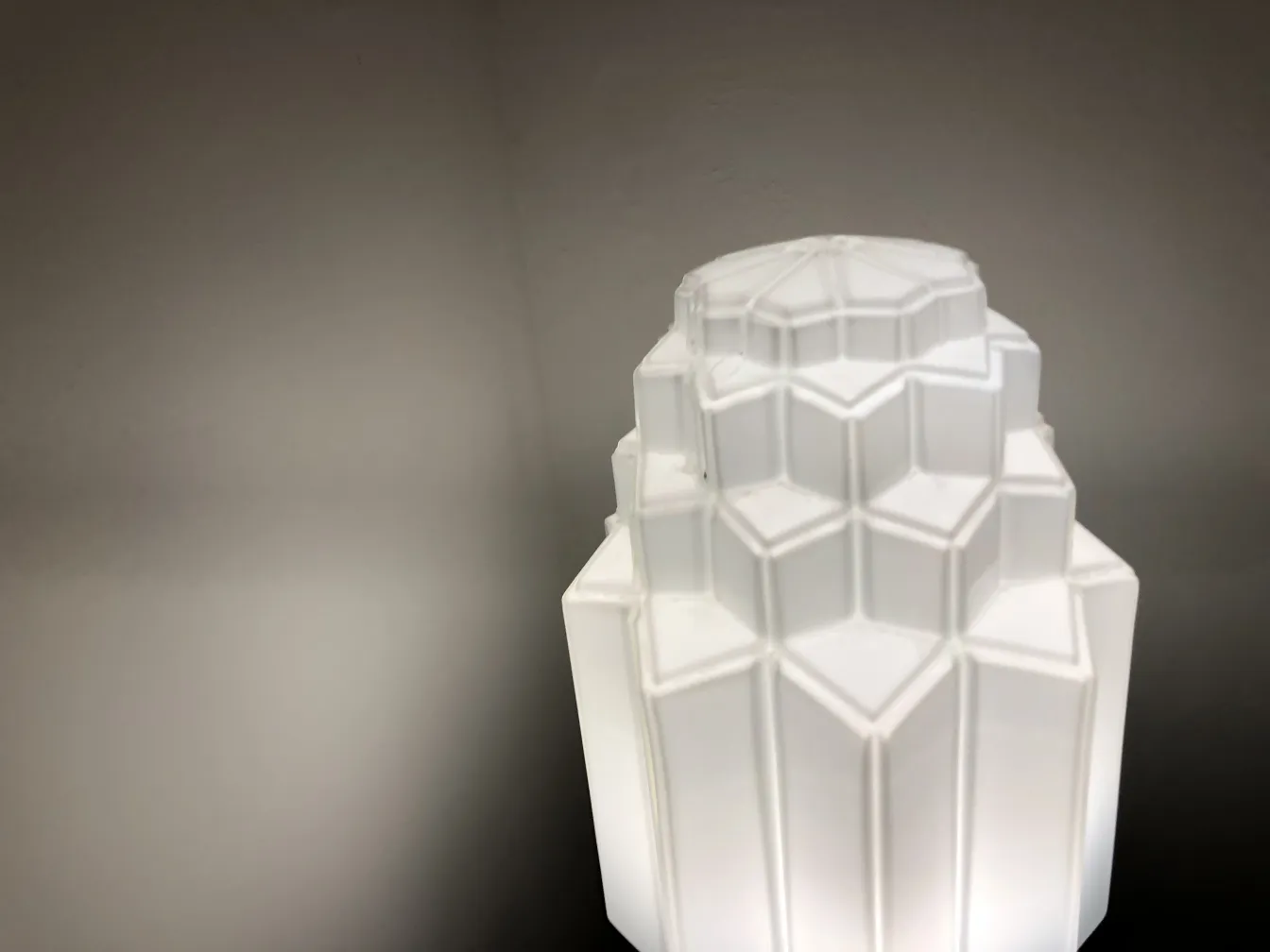 مصباحان أرضيان قديميان بتصميم أنيق وأشكال حديثة في بيئة محايدة