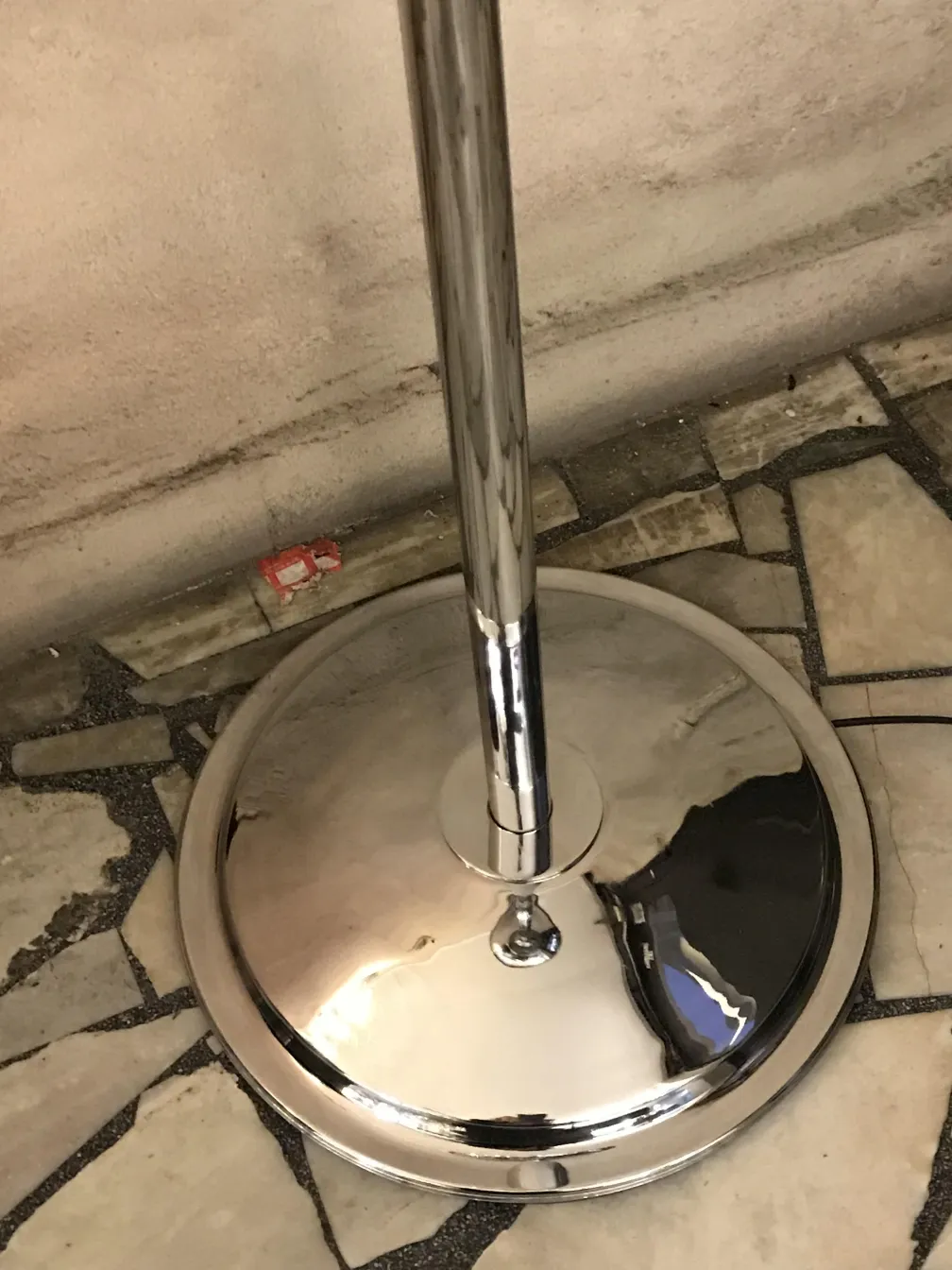 deux lampadaires antiques avec une finition brillante dans un cadre neutre.