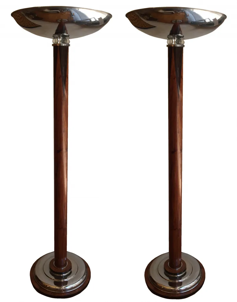 deux lampadaires anciens avec bases rondes et abat-jours en métal