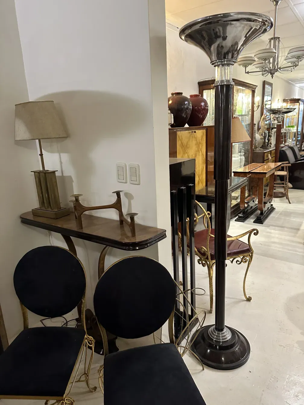 Zwei elegante antike Stehleuchten in einer gemütlichen Umgebung mit Vintage-Möbeln im Hintergrund.