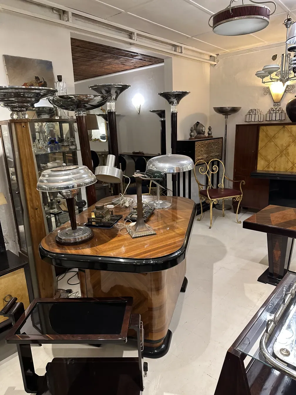 duas lampadas de piso antigas em uma sala elegantemente decorada com mobília