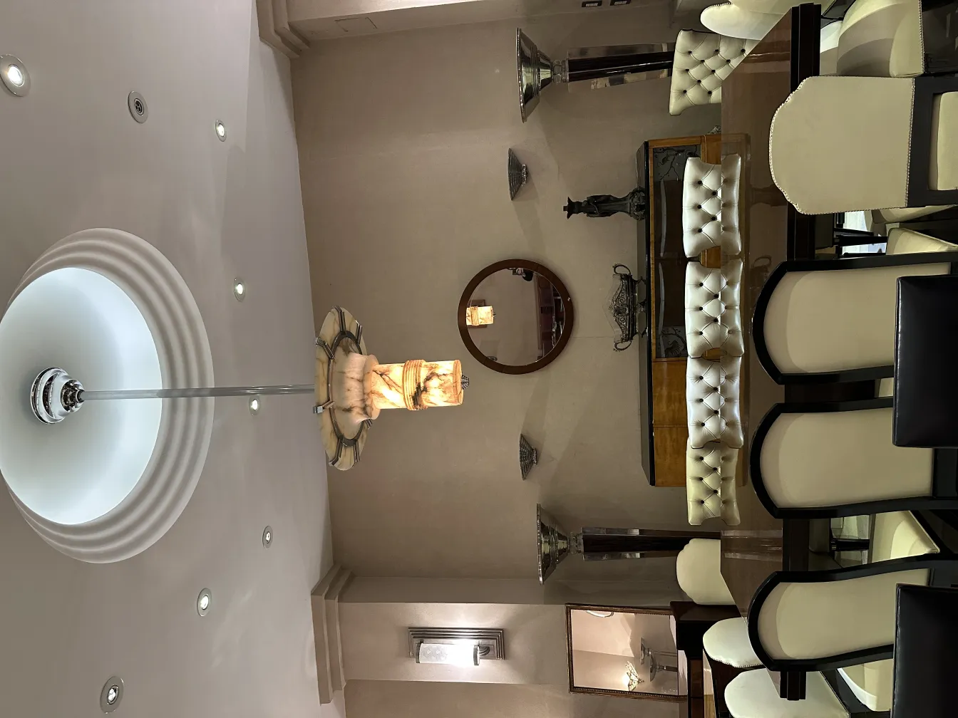 Zwei antike Stehleuchten in einem eleganten Esszimmer.