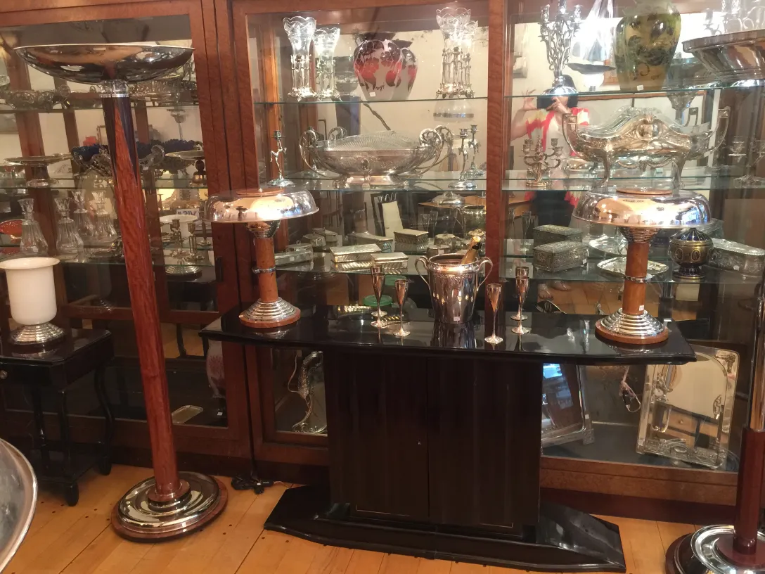 两盏古董落地灯与其他物品一起展示