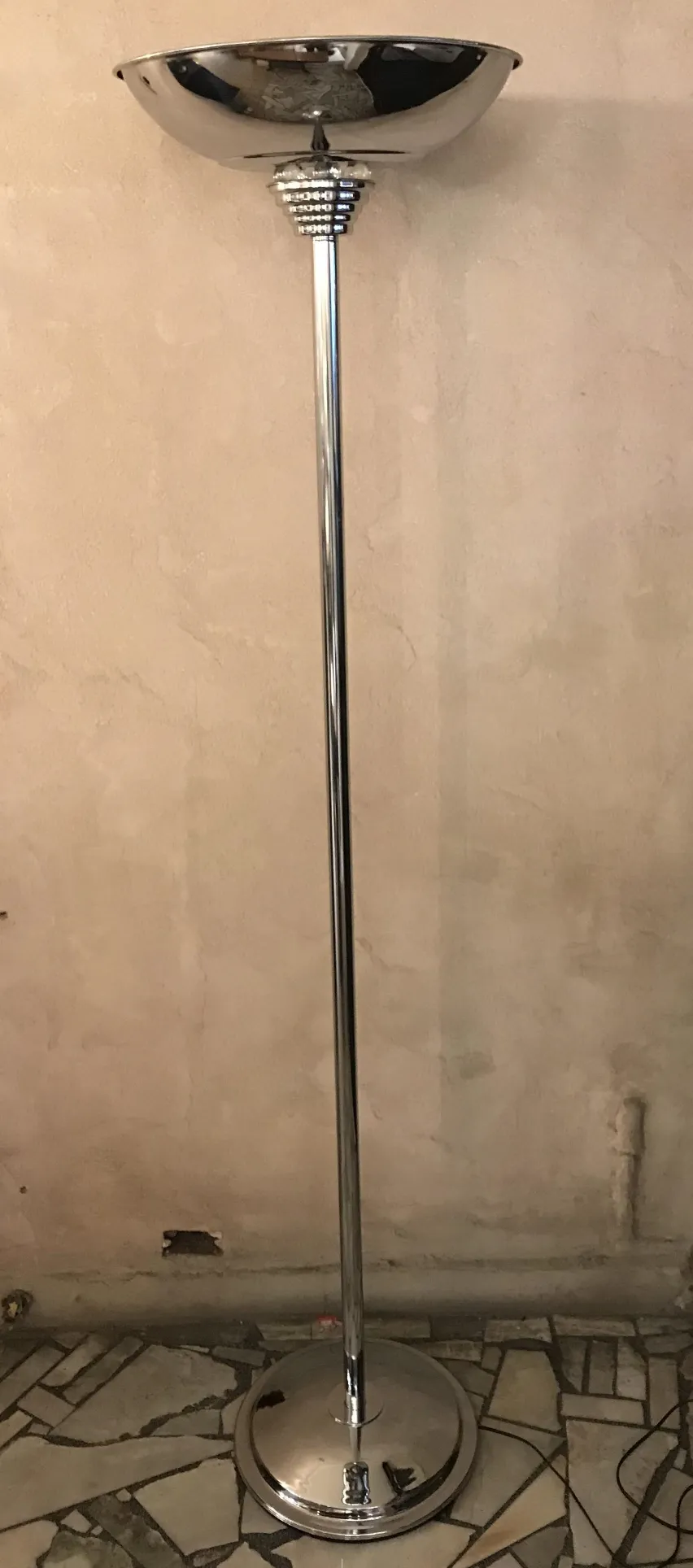 zwei antike Stehleuchten mit elegantem Design in einer gemütlichen Umgebung