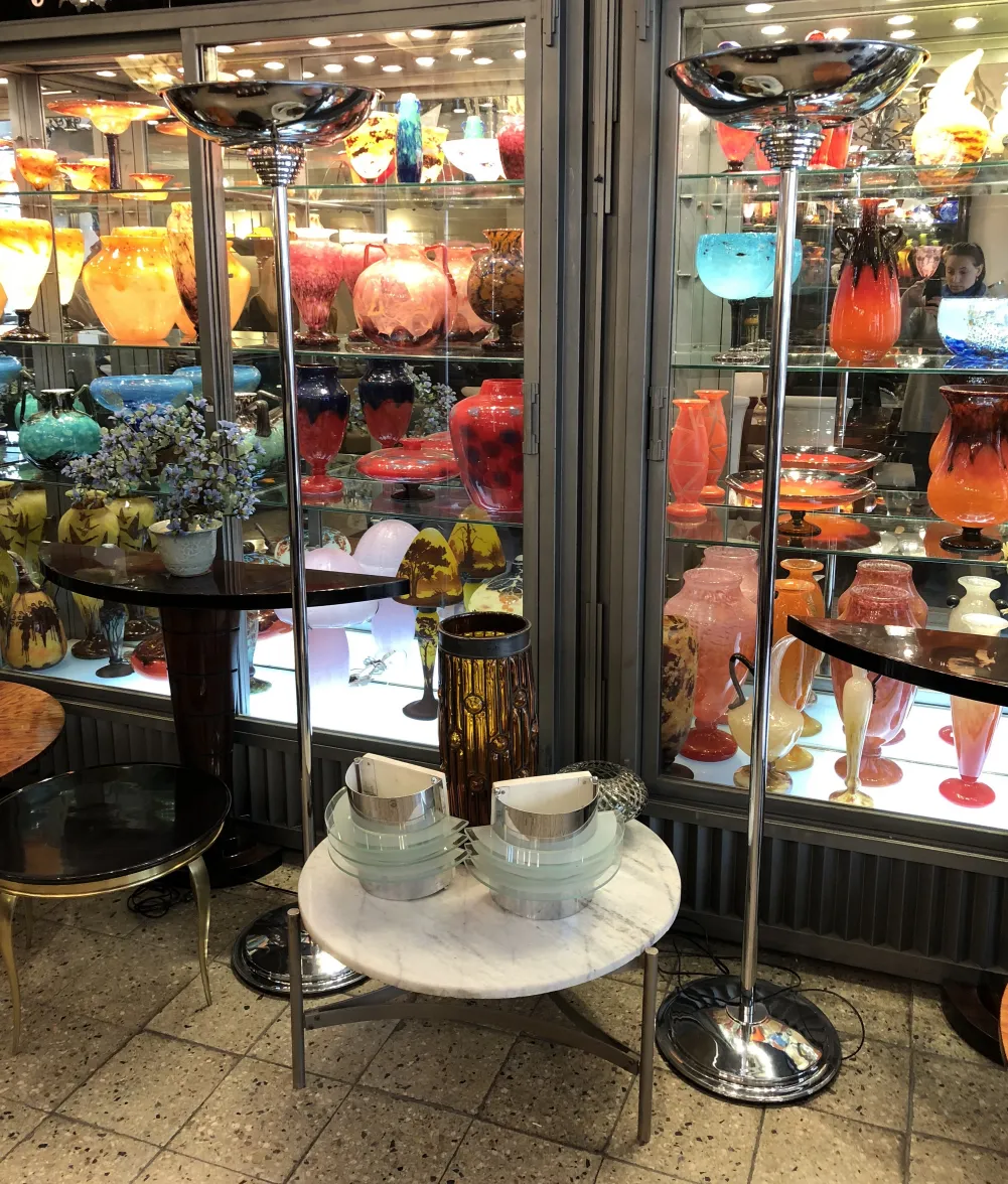 两盏优雅的古董落地灯在陶瓷展示柜前