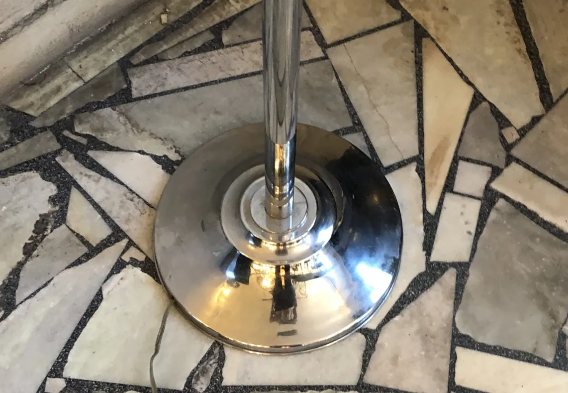 zwei antike Stehleuchten mit glänzendem Sockel in elegantem Ambiente.