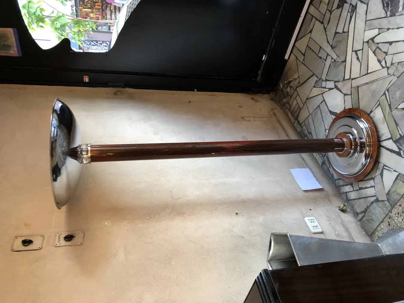 dos lámparas de pie antiguas con base decorativa en un ambiente cálido