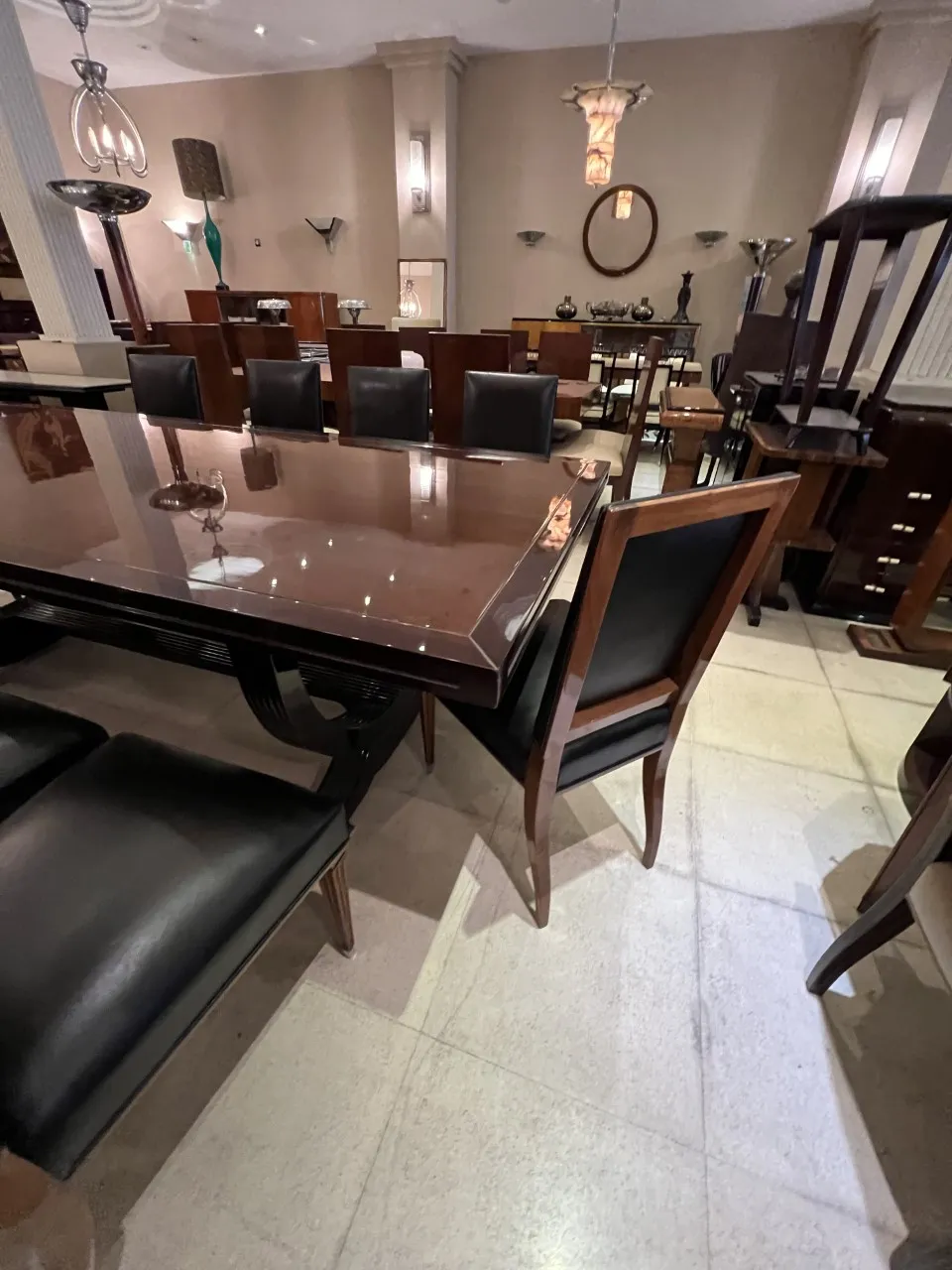 Dos lámparas de pie antiguas, rodeadas de muebles elegantes