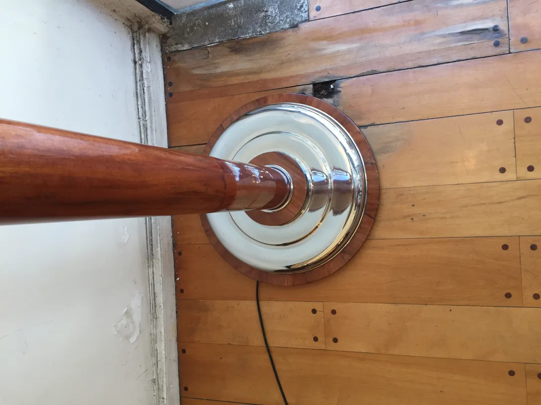 Visão superior de lampadas de piso antigas com base decorativa em um ambiente aconchegante