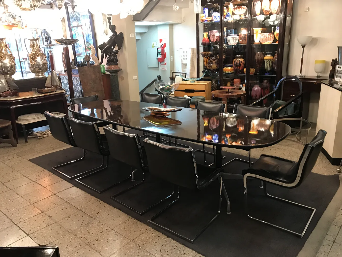 Due lampade da terra antiche in un ambiente elegante con sedie e tavolo