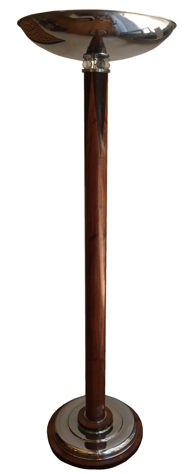 due lampade da terra antiche con base classica e finitura lucida