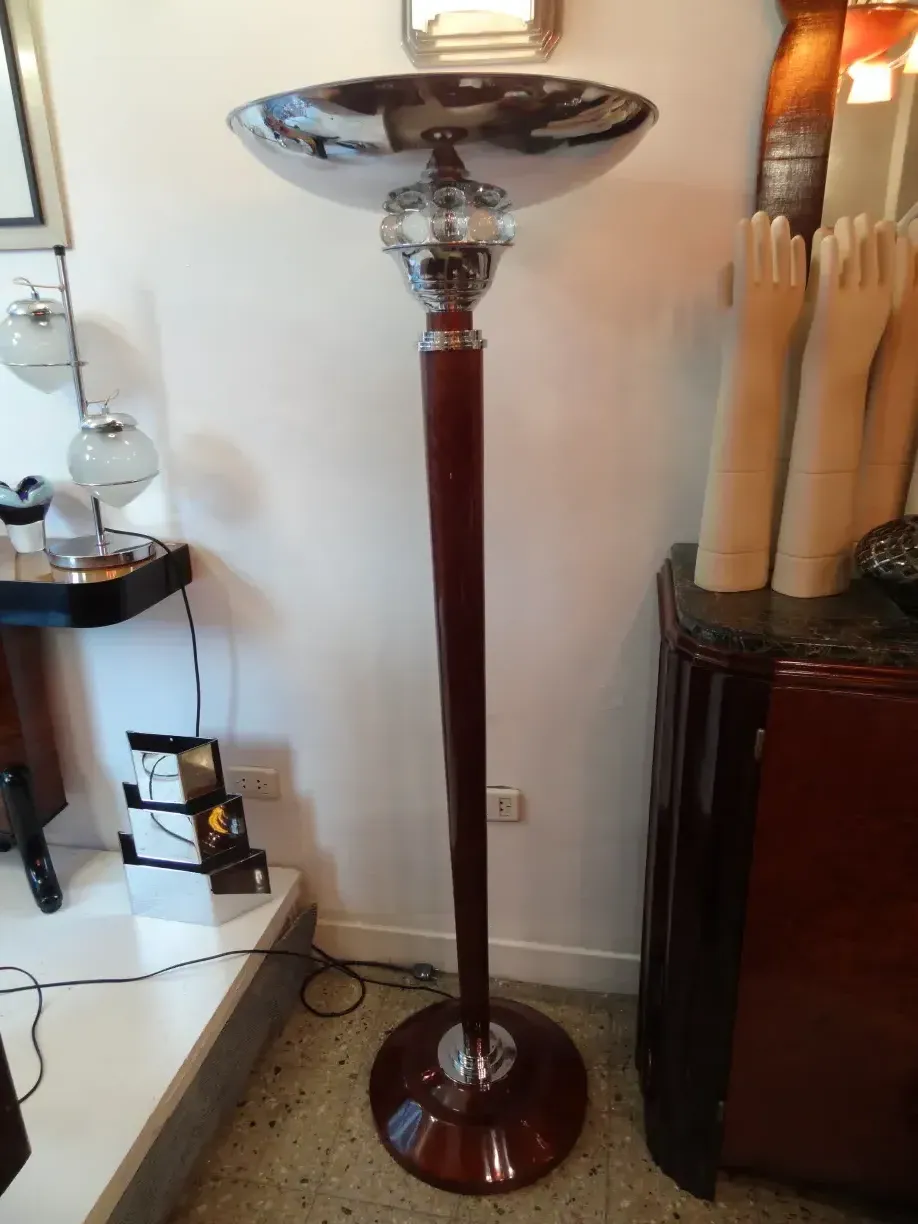 Ensemble de 2 lampadaires anciens dans une pièce décorée.