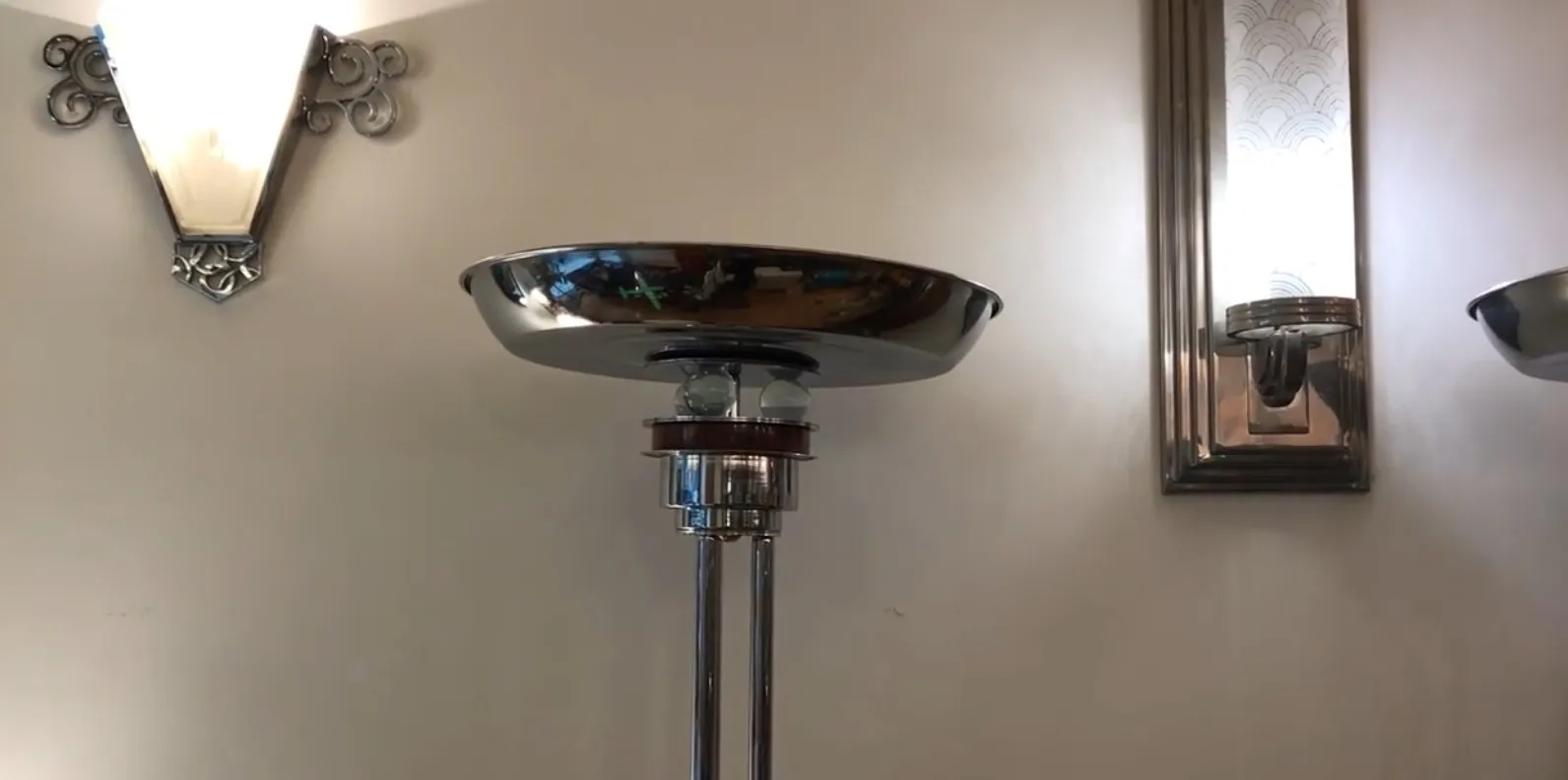 dos lámparas de pie antiguas con detalles elegantes en el ambiente