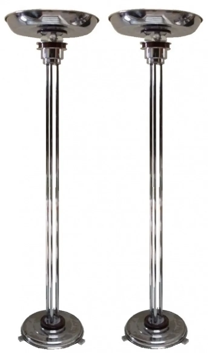 Conjunto de 2 lâmpadas de piso antigas com bases brilhantes em um ambiente elegante.