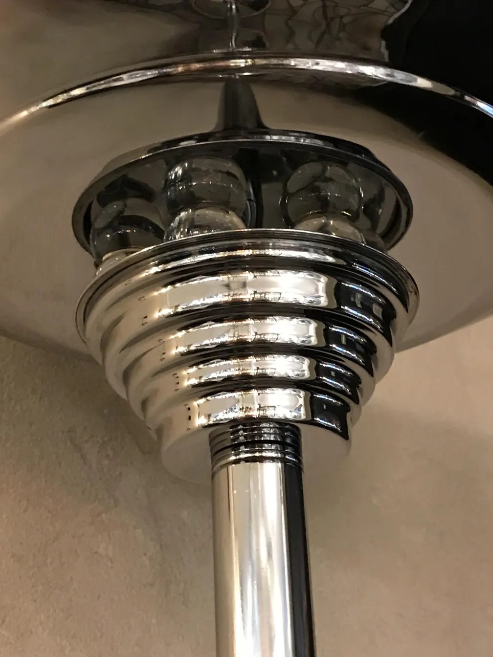 Detalhe de duas lampadas de piso antigas brilhantes, ambiente acolhedor.