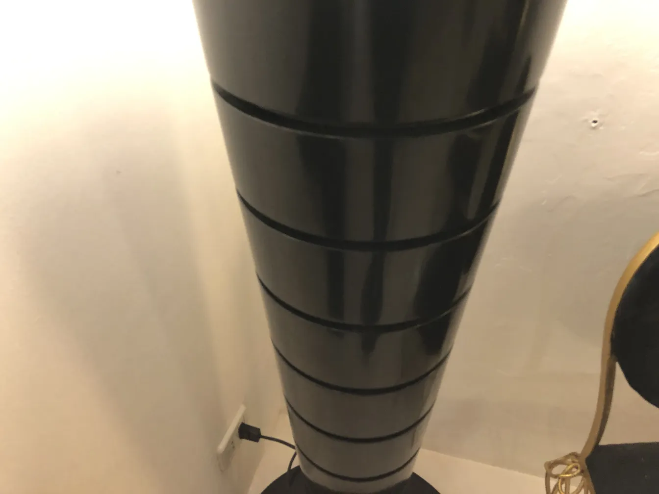 Duas lâmpadas de piso antigas, cor preta, design elegante.